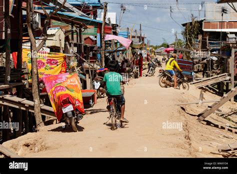 Slums in cambodai hi-res stock photography and images - Alamy