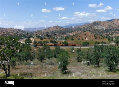 Train on historic Tehachapi loop Stock Photo - Alamy