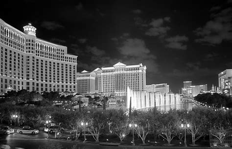 Bellagio Fountains | Las Vegas' Bellagio fountains in monoch… | Flickr