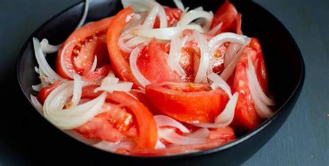 Cocina gourmet: Mira cómo preparar una ensalada de tomate y cebolla ...