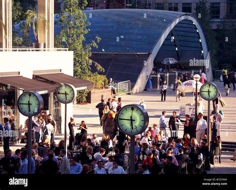 Canary Wharf, Cafes & Tube Station Stock Photo - Alamy