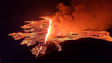 Iceland volcano erupts forcing residents to evacuate | Volcanoes | Al Jazeera