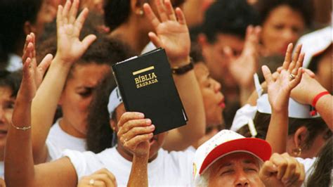 Evangélicos protestam contra decisão do prefeito e decidem reabrir ...