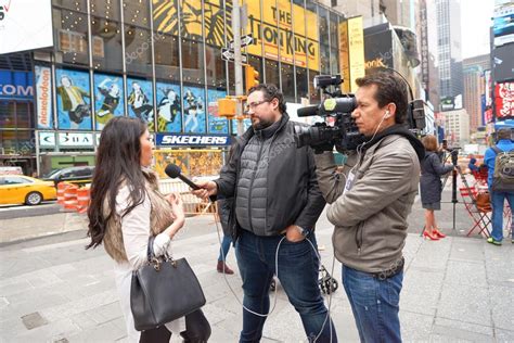 Journalist interviewing woman – Stock Editorial Photo © teamtime #125327114