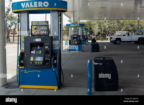 Valero Gas Station Stock Photos & Valero Gas Station Stock Images - Alamy