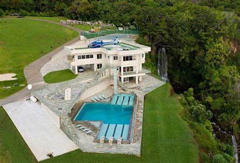 $40m mansion in Hawaii built along the edge of a cliff