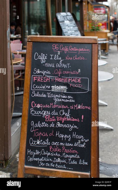 Menu Tableau de café à l'extérieur restaurant Illy à Paris, France Photo Stock - Alamy