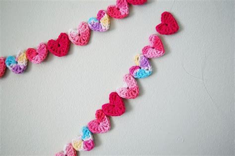 clearly garlands are the cutest. | Valentines crochet, Crochet garland, Crochet heart pattern