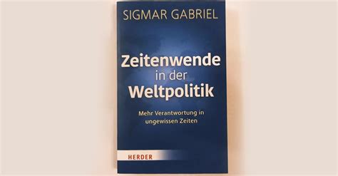 Sigmar Gabriel signiert sein Buch „Zeitenwende in der Weltpolitik“