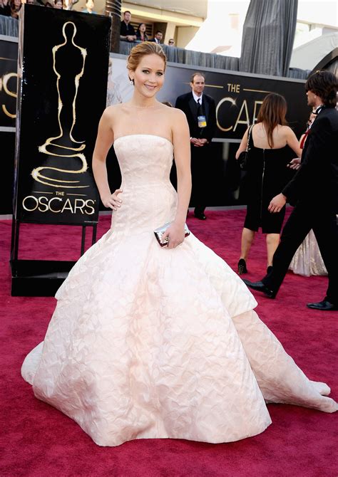 Jennifer Lawrence on the red carpet at the Oscars 2013. | All the ...