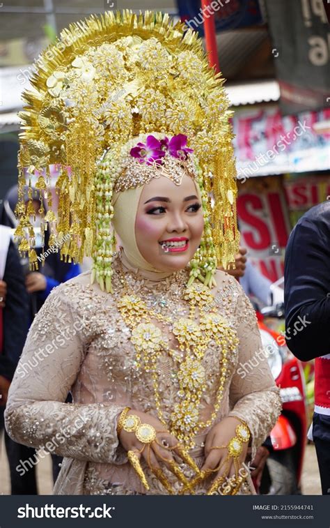 Indonesian Traditional Minangkabau Clothes On 1800 Stock Photo 2155944741 | Shutterstock