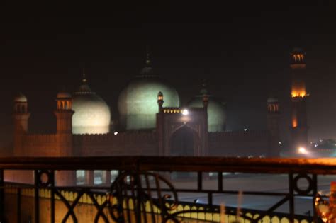 Travelogue: Badshahi Mosque in Lahore at Night - THE STYLE MATRIX