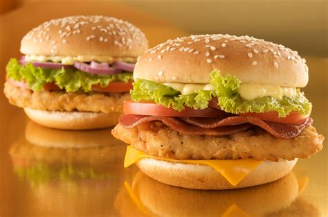 Receta de Hamburguesa de Pollo Empanizado con Tocino