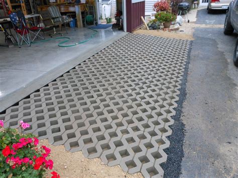 I CAN DO THIS - A CINDER BLOCK PATHWAY FROM THE PATIO TO THE SHED ...