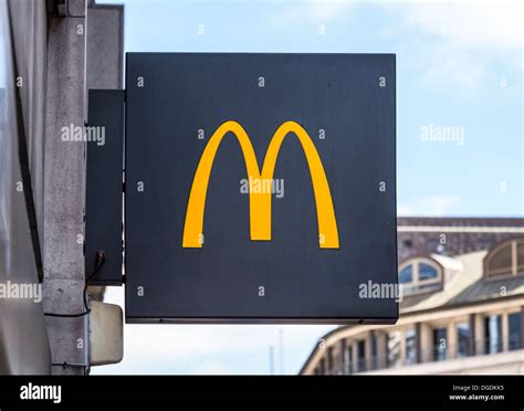 McDonald's Restaurant Sign Stock Photo - Alamy