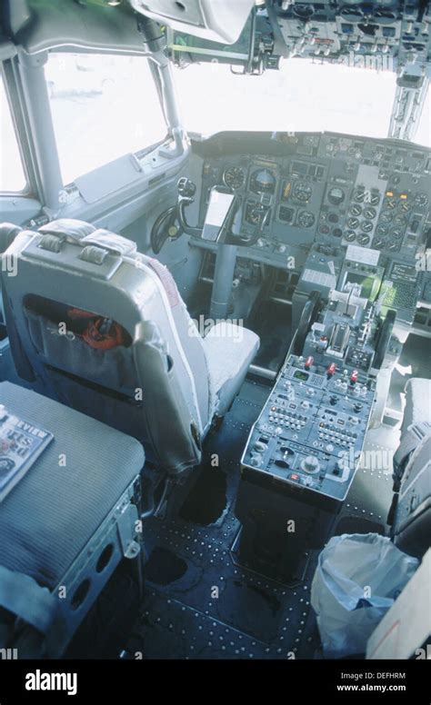 737 cockpit interior hi-res stock photography and images - Alamy