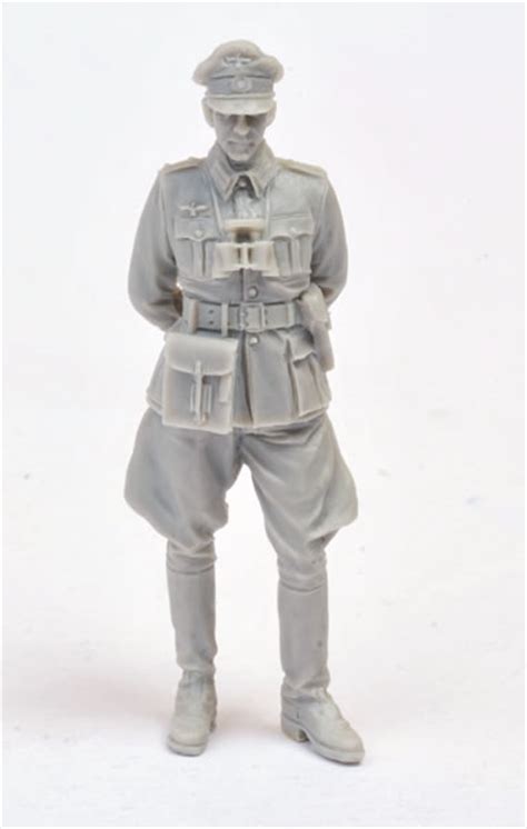 Neucraft Models 1/35 scale WWII German Officer and NCO France 1940 Review by Brett Green