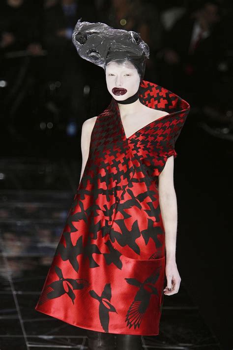 Alexander McQueen Fall 2009 Runway Pictures | Fashion, Paris fashion week, Fashion week