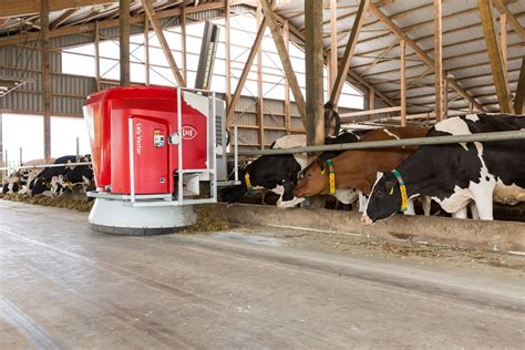 Feeding robot - automatic feeding - Vector - Lely