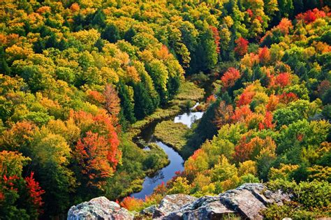 Best Time to See Lake of the Clouds Fall Colors in Michigan 2024