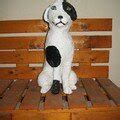 Chien en papier-mâché. Le banc aussi, c'est moi qui l'ai fait (récup de palettes) - Photo de ...