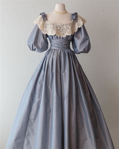 Old fashioned dress, 1890s | Robe fantaisie, Vêtements stylés, Robe fashion