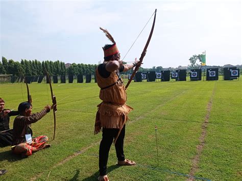 Unik! Tak Hanya Pakaian Jawa, Peserta Festival Panahan Tradisional 2023 ...