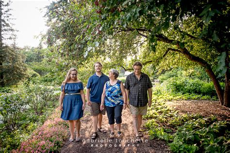 Loewen Family Photos at Assiniboine Park | Gabrielle Touchette Photography