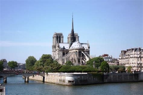 Unimaginable that is is an island in the middle of the Seine River with ...