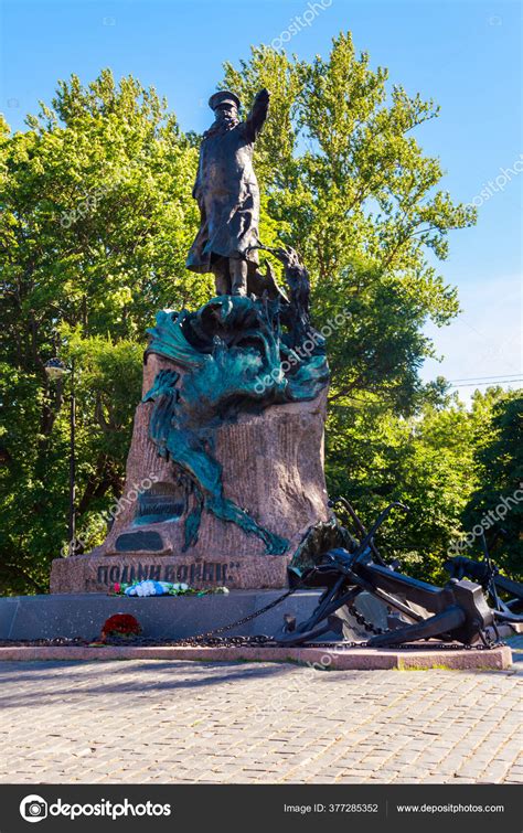 Monument Admiral Makarov Kronstadt Russia — Stock Photo © OlyaSolodenko ...