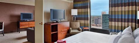 Crowne Plaza Kansas City Downtown - Room Pictures & Amenities