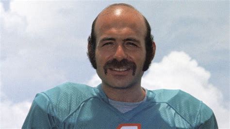 Garo Yepremian dies at 70; kicker part of undefeated Dolphins team - Los Angeles Times