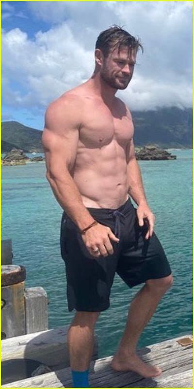 Chris Hemsworth Bares Ripped Abs on Vacation with Family & Friends!: Photo 4491772 | Chris ...