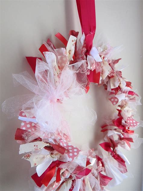 do it yourself divas: DIY: Scrap Fabric Wreath