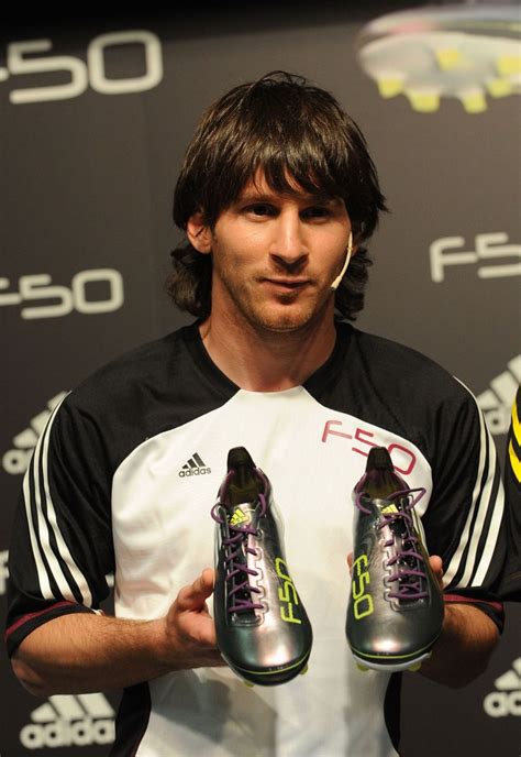 Bild: Lionel Messi mit seinem adidas Fußballschuh F50 adiZero