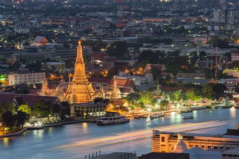 Night view of Wat Arun temple and Chao Phraya River, Bangkok, Th ...