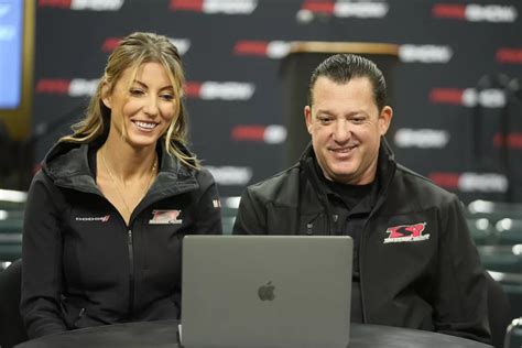 Leah Pruett to start family with Tony Stewart, who will drive her NHRA ...