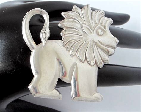 Sterling Silver LION pin ~10 gms of delightful vintage jewelry