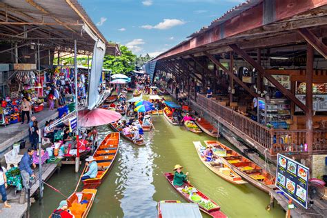 Colorful Damnoen Saduak Floating Market in Ratchaburi, Thailand