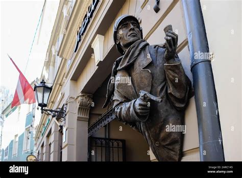 Sherlock holmes statue hi-res stock photography and images - Alamy