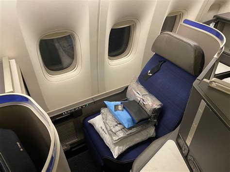 Review: United 777-300ER Business Class San Francisco To Sydney - Live and Let's Fly