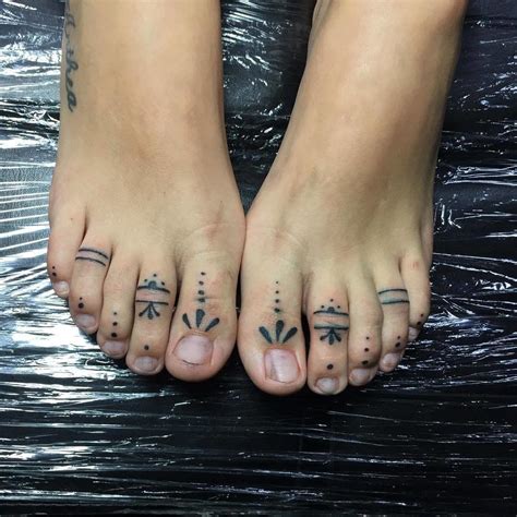 50 Small Foot Tattoos to Show Off This Summer | Tatuajes pequeños para pies, Dedos de los pies ...