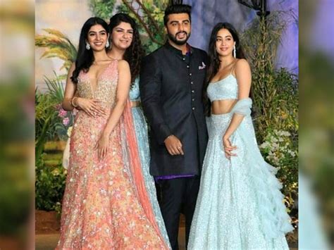 Janhvi Kapoor Misses Sridevi At Sonam Kapoor Wedding Reception Arjun ...