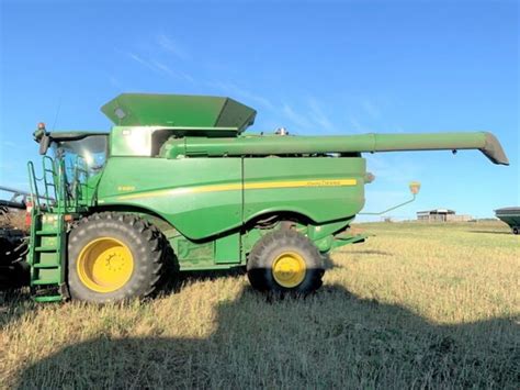 John Deere S680 Combine