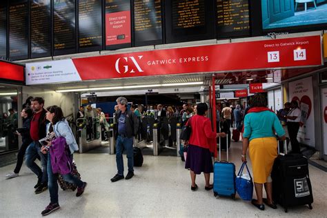 How do I get from London to Gatwick Airport? Bus, train and more