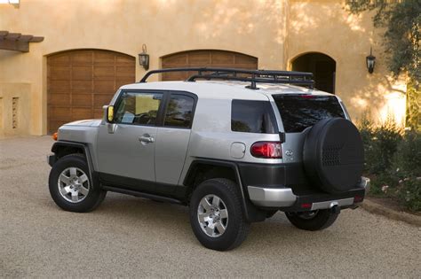 Toyota FJ Cruiser Adds Safety Features And New Colors For 2009