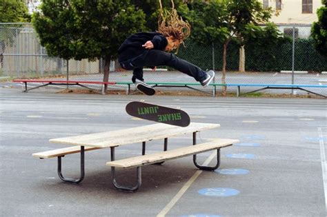 Neen Williams Heelflip over een picknick tafel Outdoor Furniture, Outdoor Decor, Skateboard ...