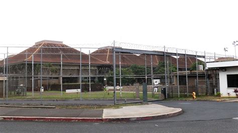 Lawmakers visit Oahu correctional facilities