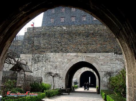 Image of the Foot of Nanjing Old City Wall, Photo & Picture of Nanjing Ancient City Wall - Easy ...