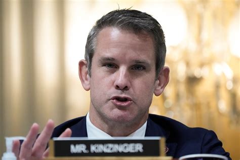 Adam Kinzinger acha que Trump está 'morrendo de medo' deste rival republicano de 2024